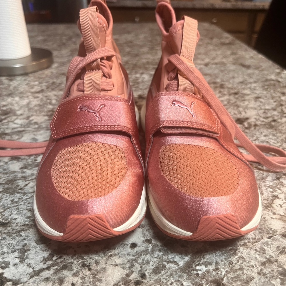 Used Womens Puma Phenom Sneaker 7